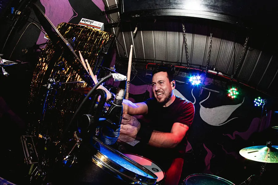 Baterista y baquetas, luz roja