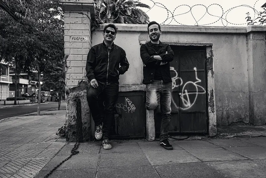 Dos integrantes riendo en la calle